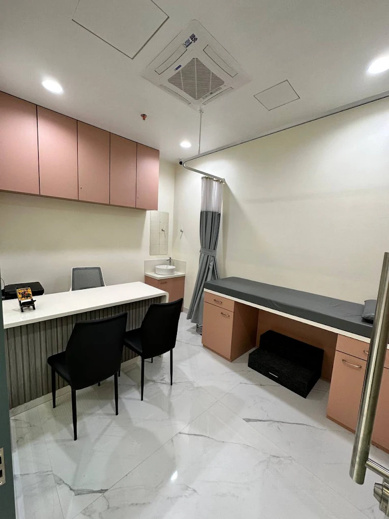 Fully furnished OPD consultation cabin for doctors at CliniQube, Kharghar Navi Mumbai